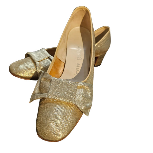 Vintage 1960s Andrew Geller Metallic Gold Bow Heels Round Toe Size 6.5 B / AA [Vintage]