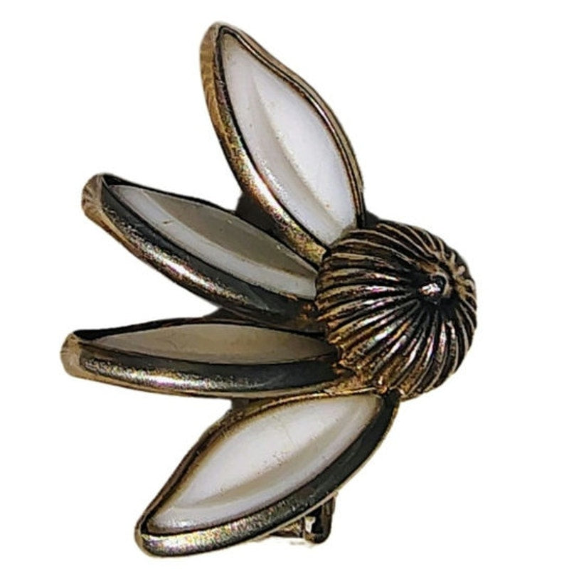 1949 Crown Trifari Clip-on Earrings White Milk Glass Signed Pair Daisy Petals