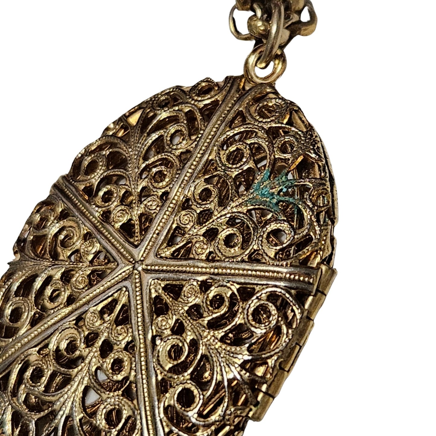 1970s Victorian Style Vintage Brass Oval Filigree Locket Necklace Gold Tone [Vintage]