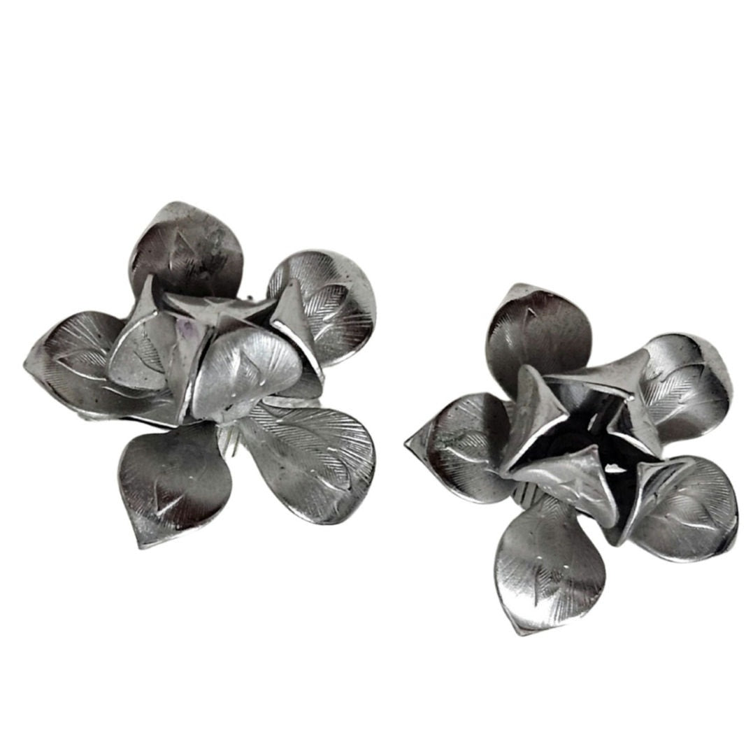 1950s Vintage Flower Dangling Loop Clip On Earrings Silver Tone Twist On Closure [vintage]