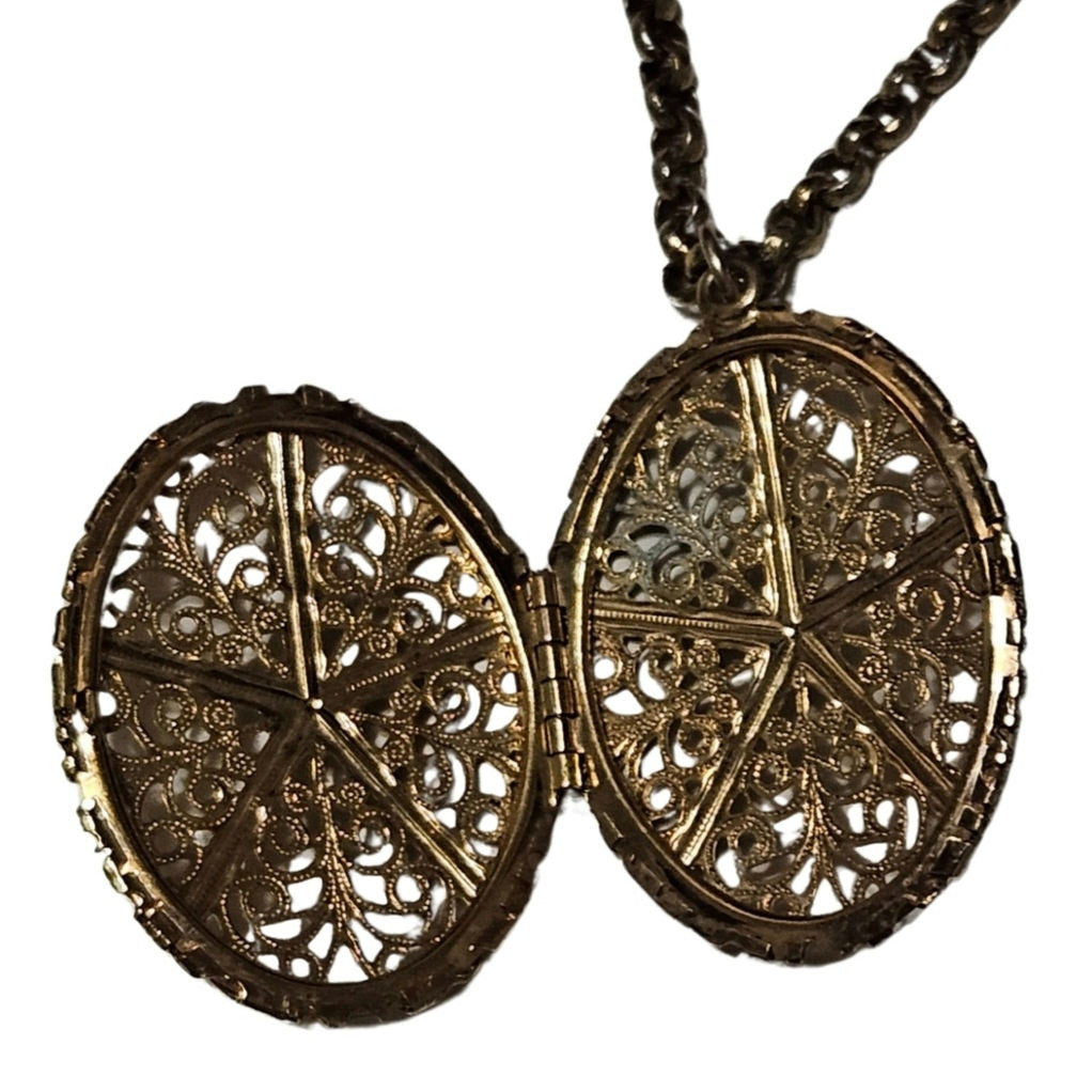 1970s Victorian Style Vintage Brass Oval Filigree Locket Necklace Gold Tone [Vintage]