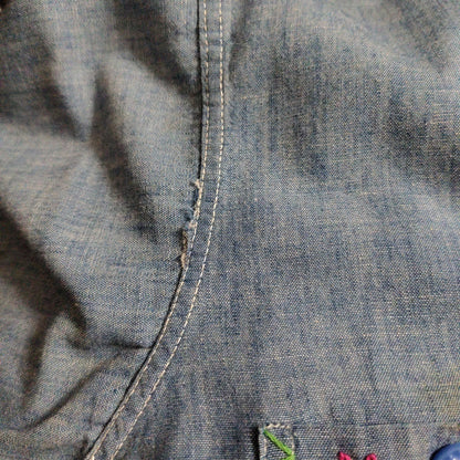 1970s Embroidered Daisies Chambray Blue Long Sleeve Button Up Shirt Size Medium [Vintage]