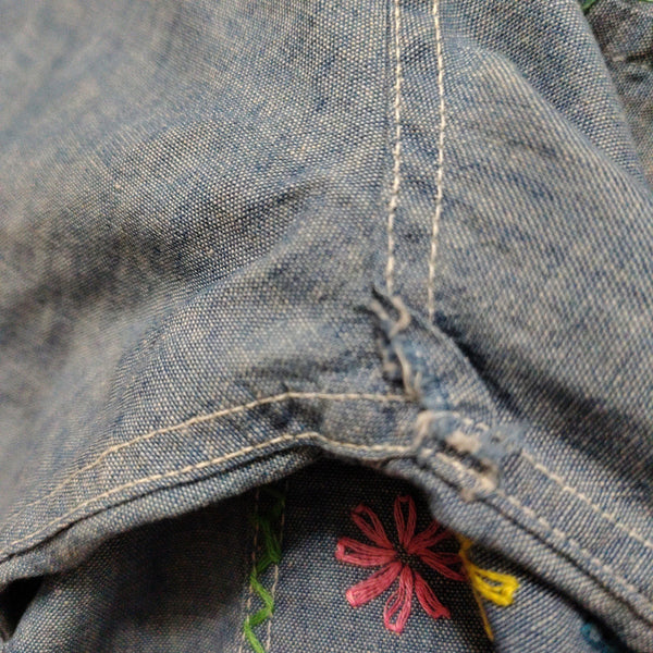 1970s Embroidered Daisies Chambray Blue Long Sleeve Button Up Shirt Size Medium [Vintage]