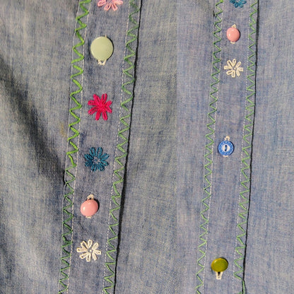 1970s Embroidered Daisies Chambray Blue Long Sleeve Button Up Shirt Size Medium [Vintage]