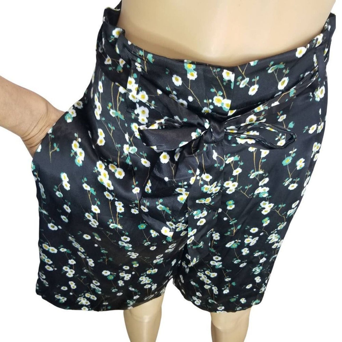 Mossimo Dutti Black Silk Long Bermuda Shorts Floral Belt Hidden Pockets Size 6