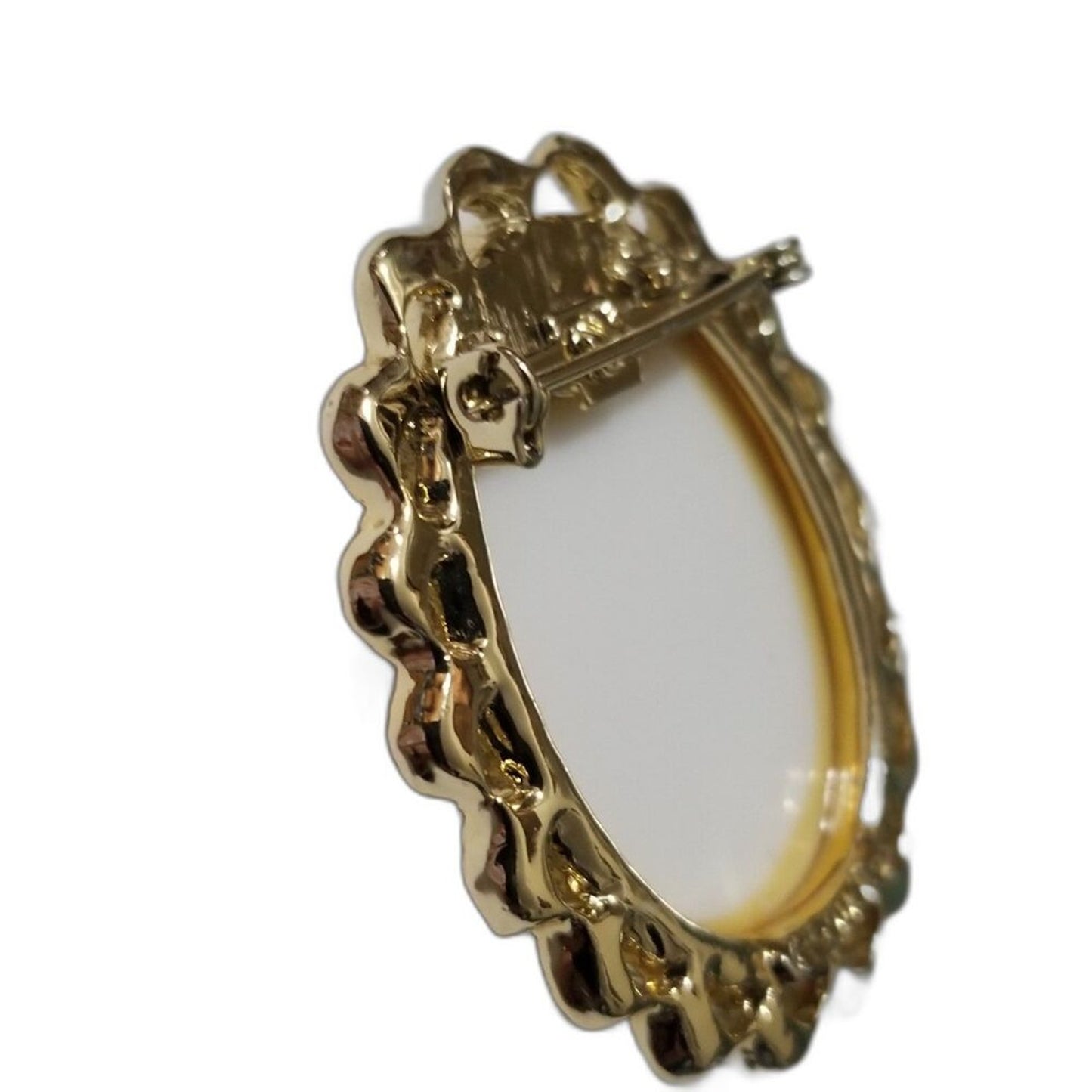 Victorian Design Oval Courting Lover Brooch Gold Scallop Frame by Fragonard [Vintage]