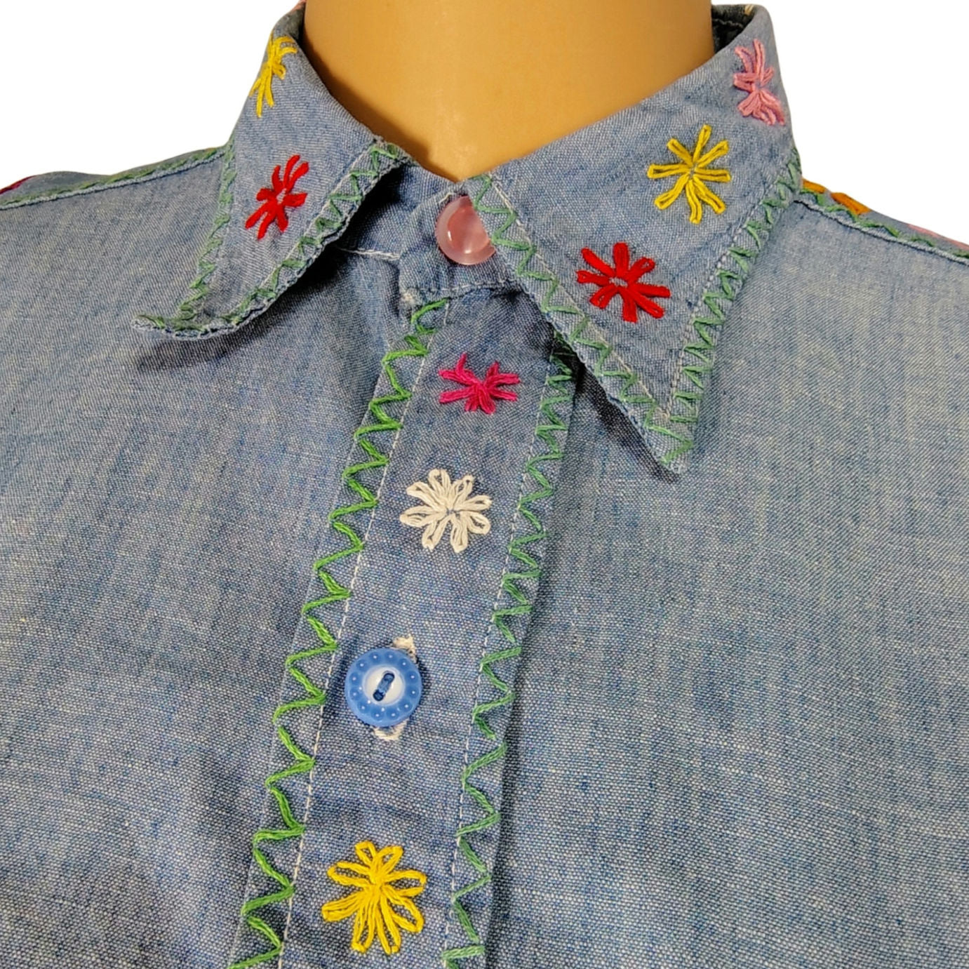 1970s Embroidered Daisies Chambray Blue Long Sleeve Button Up Shirt Size Medium [Vintage]
