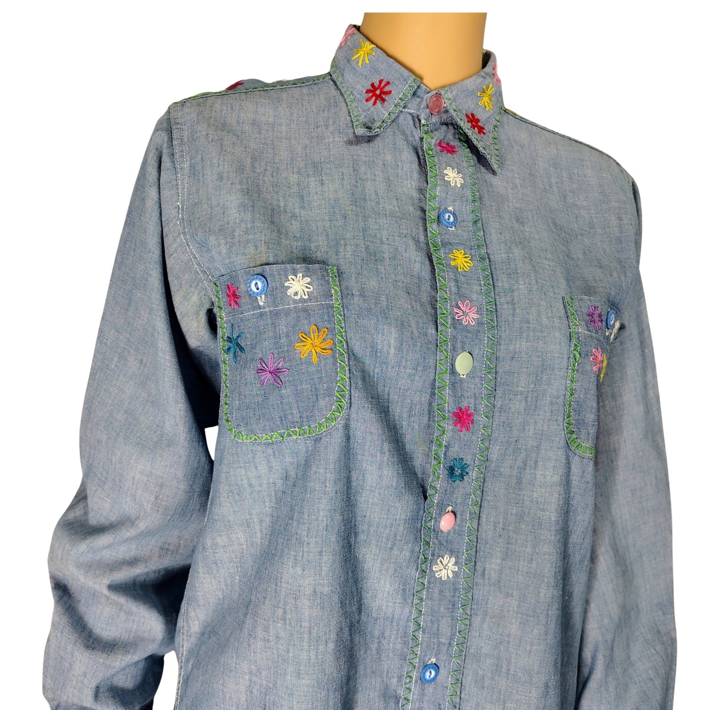 1970s Embroidered Daisies Chambray Blue Long Sleeve Button Up Shirt Size Medium [Vintage]